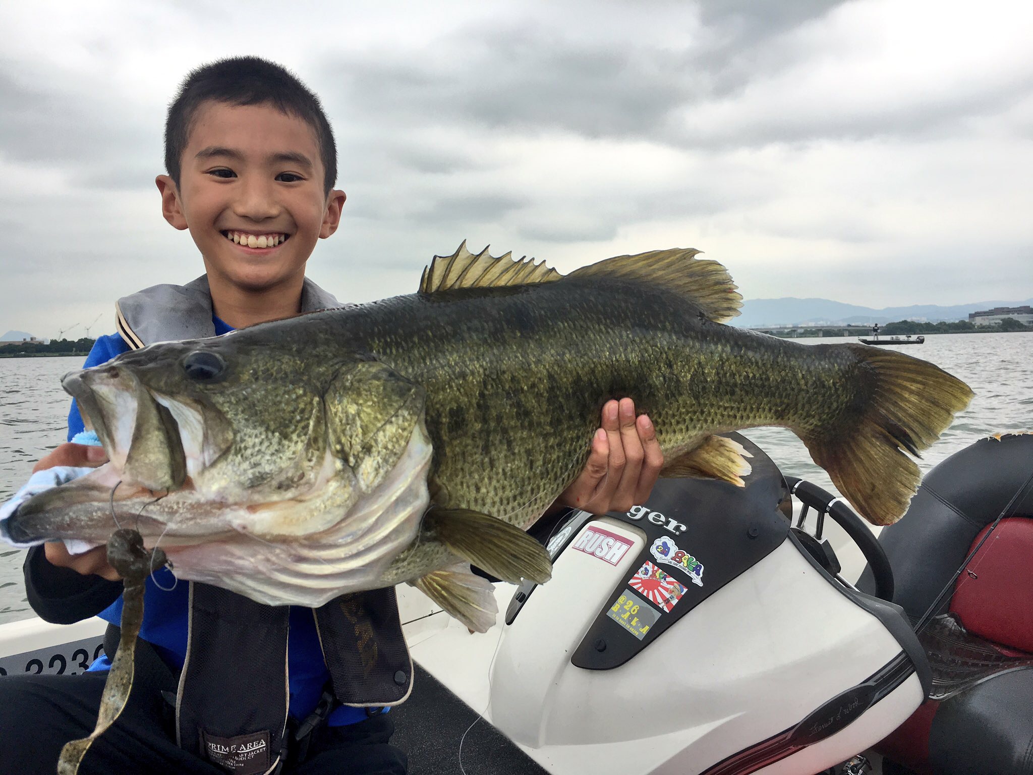 初びわ湖に訪れた小学生がロクマルキャッチ!!