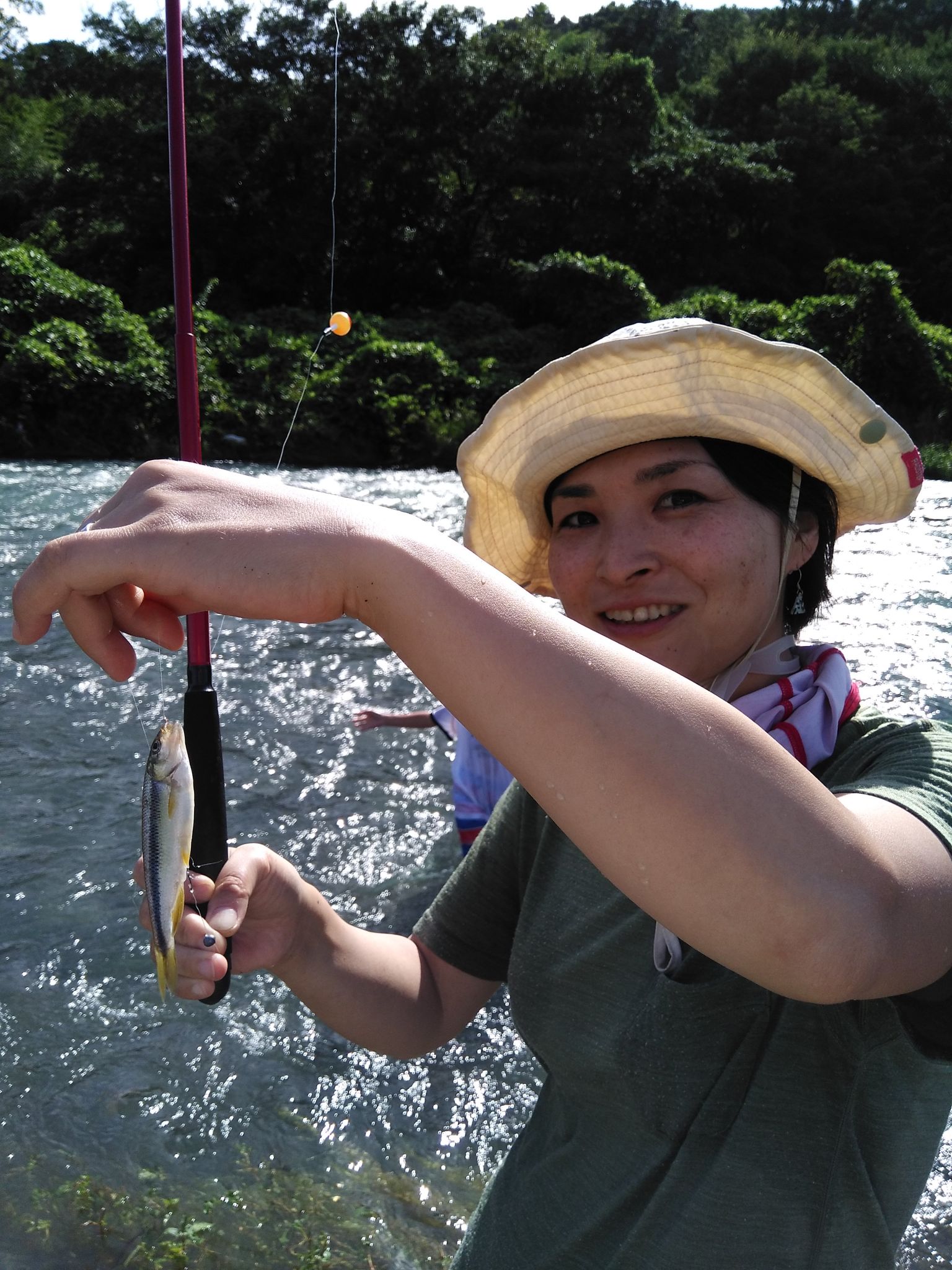 夏の恒例　中津川で雑魚釣り