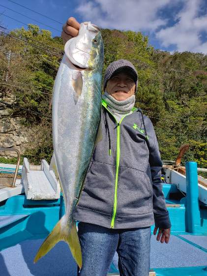 富田沖飼いつけのメジロ釣