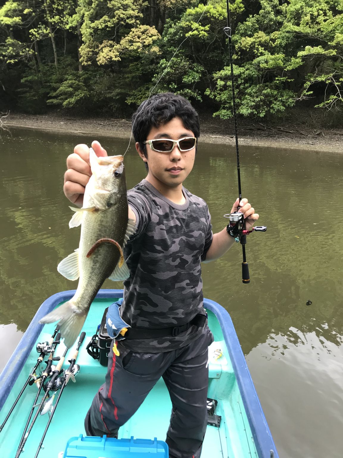 どんより天気の亀山湖