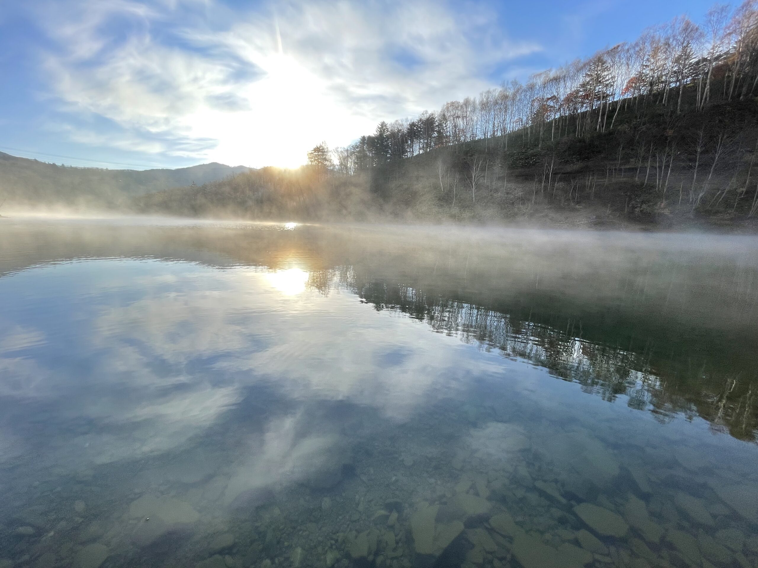 末枯れる 積もる湖底に 恋燃える