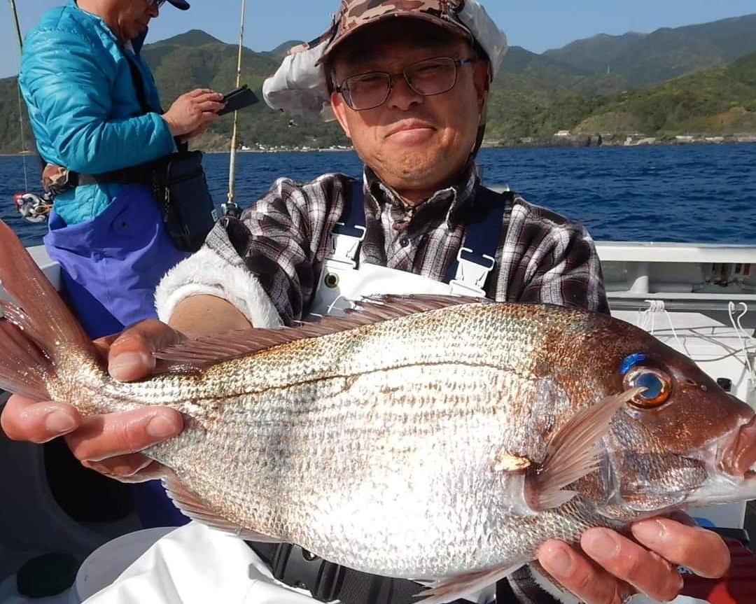 青い海を呼ぶ男！？ (西伊豆・土肥沖の乗っ込みマダイ)