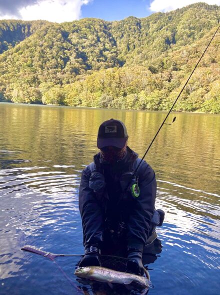 立ち込み8時間　湖底に根付く立木の如し